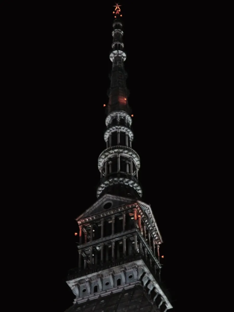La Mole Antonelliana illuminata di notte